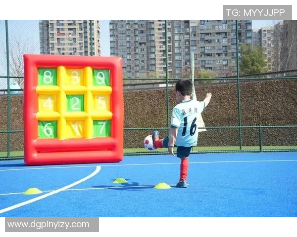 模仿足球明星咬衣服的趣味挑战引发热潮，网友纷纷参与展现创意与幽默